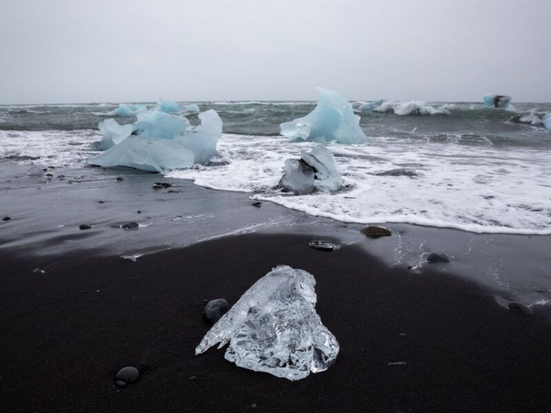 jokulsarlon-floating-glacier-diamond-beach-day-tour