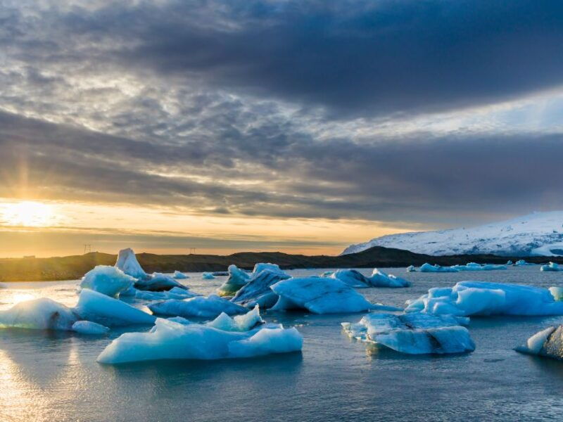 jokulsarlon-floating-glacier-diamond-beach-day-tour