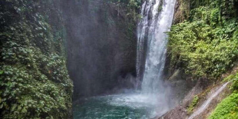 jumping-sliding-at-aling-aling-waterfall-and-handara-gate