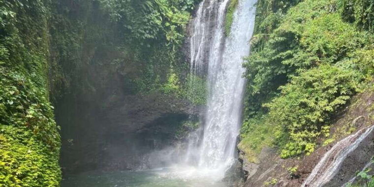 jumping-sliding-at-aling-aling-waterfall-and-handara-gate
