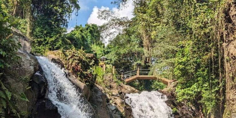 jumping-sliding-at-aling-aling-waterfall-and-handara-gate