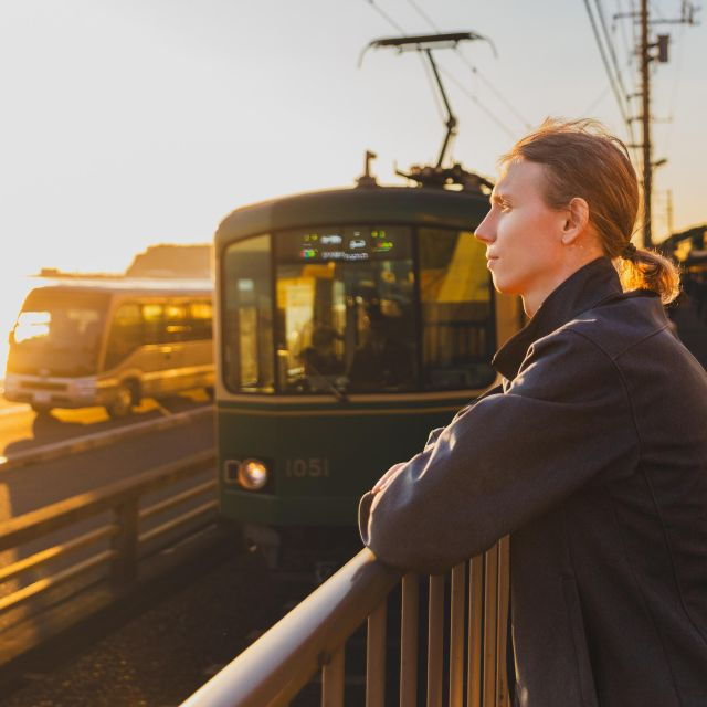 kamakura-tour-with-pro-photographer-anime-train-fuji-view