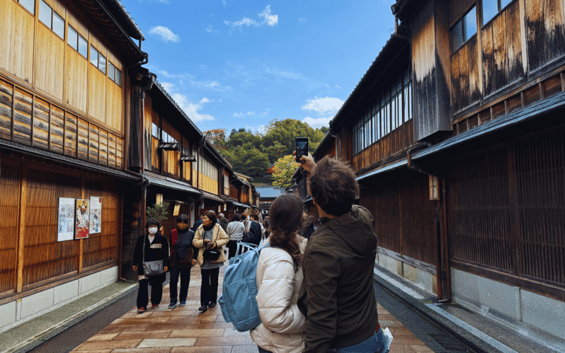 kanazawa-half-day-private-tour-garden-castle-geisha