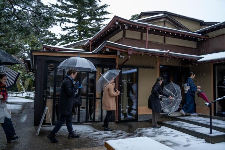 kanazawa-kenrokuen-tea-ceremony-experience