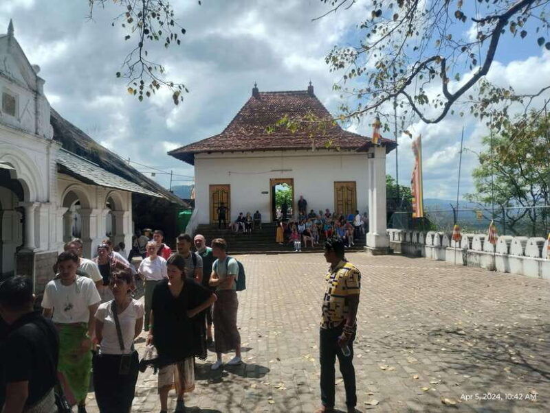 kandy-day-trip-to-sigiriya-dambulla-caves
