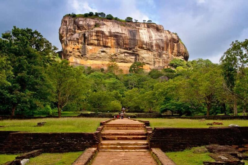 Kandy: Sigiriya Tuk-Tuk Tour with Optional Rock Climb - Lunch Options and Local Flavors