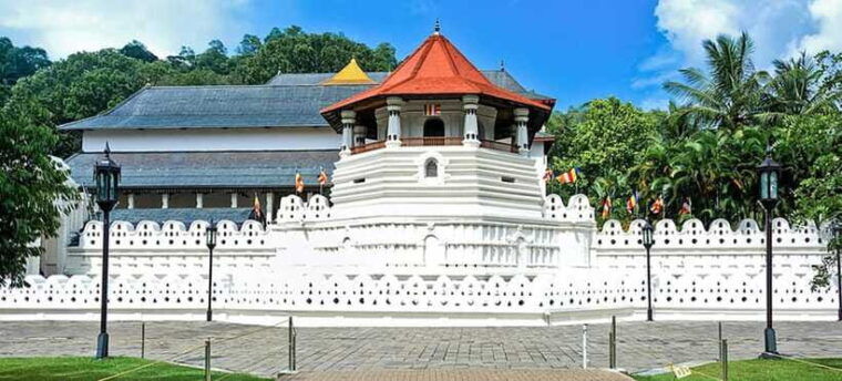 kandy-to-ambuluwawa-full-day-tour-by-tuk-tuk-like-a-local