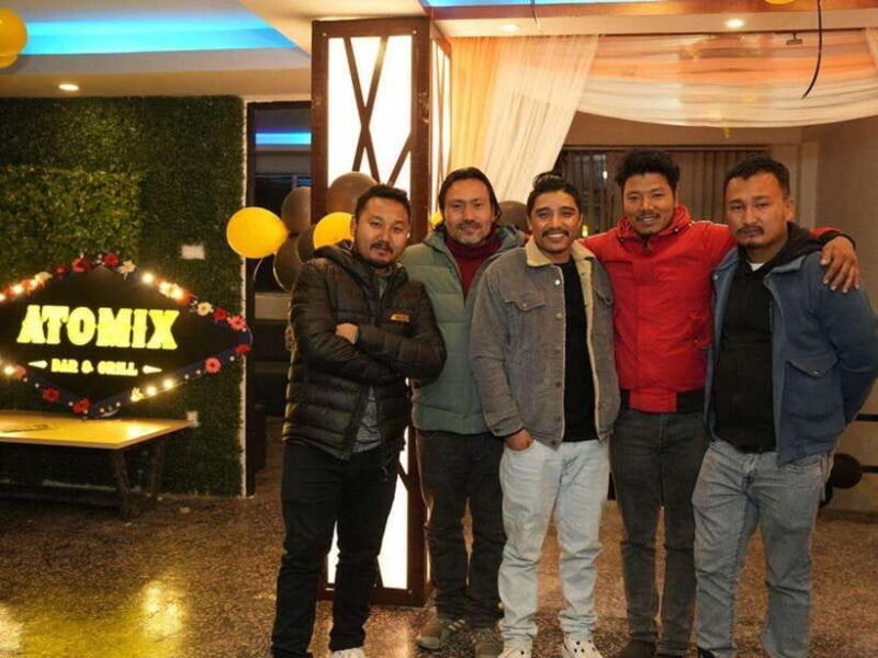 kathmandu-nepali-starter-platter-and-drink-at-atomix-bar