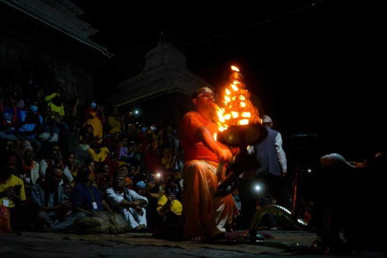 kathmandu-pashupatinath-temple-evening-aarati-tour-3