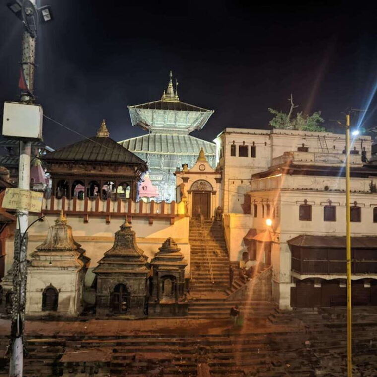 kathmandu-pashupatinath-temple-evening-aarati-tour