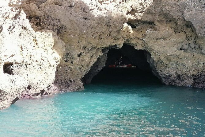kayak-adventure-through-the-ponta-da-piedade-caves-in-lagos