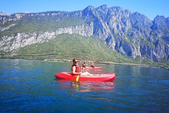 kayak-on-lake-como-stunning-landscapes-aperitif