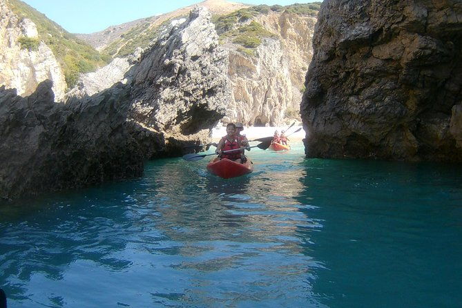 kayak-tour-from-sesimbra-to-ribeira-do-cavalo-beach-passing-through-the-caves