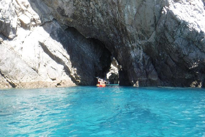 kayak-tour-from-sesimbra-to-ribeira-do-cavalo-beach-passing-through-the-caves