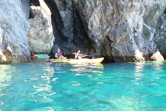 kayak-tour-from-sesimbra-to-ribeira-do-cavalo-beach-passing-through-the-caves