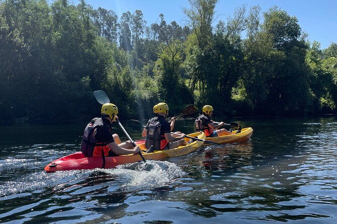 kayak-tour-i-going-down-the-lima-river-in-kayak-av