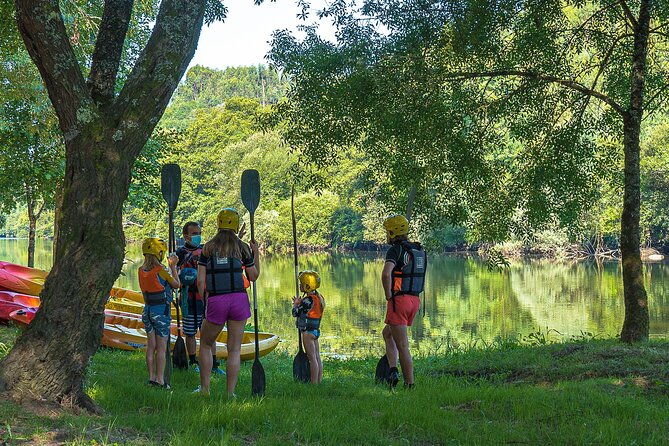 kayak-tour-i-going-down-the-lima-river-in-kayak-av