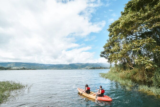 kayaking-at-arenal-lake-la-fortuna