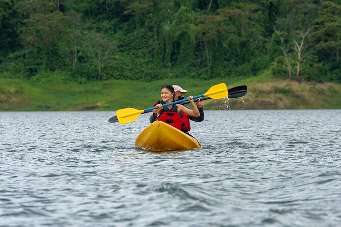 kayaking-at-arenal-lake-la-fortuna