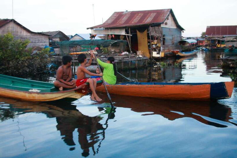 kayaking-floating-village-in-siem-reap