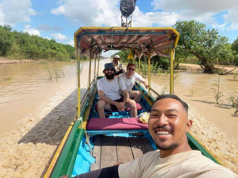 kayaking-floating-village-in-siem-reap