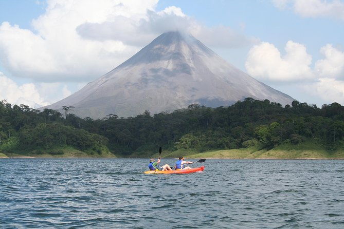 kayaking-on-the-arenal-lake-from-arenal
