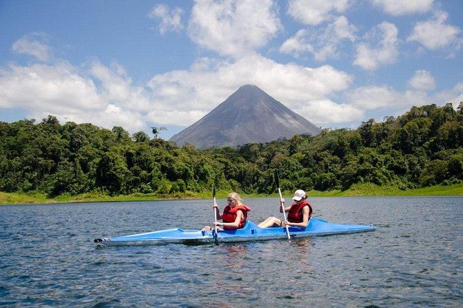 kayaking-on-the-arenal-lake-from-arenal