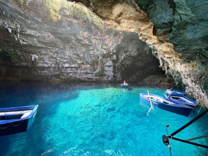 kefalonia-melissani-lake-drogarati-cave-myrtos-day-trip