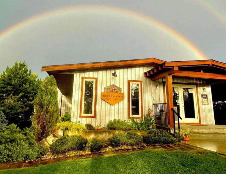 kelowna-love-local-foodie-tour-on-winery-farm-with-lunch