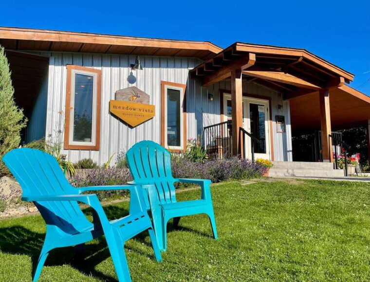 kelowna-love-local-foodie-tour-on-winery-farm-with-lunch