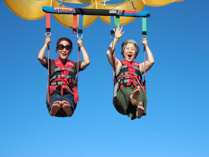 kelowna-okanagan-lake-parasailing
