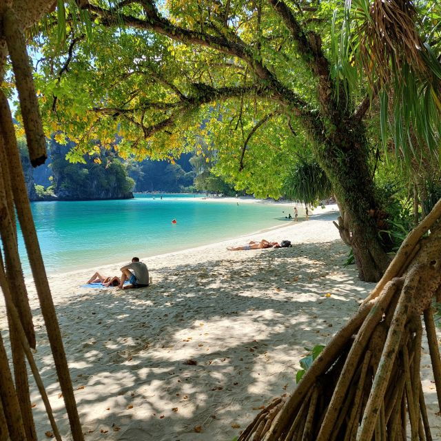 khao-lak-traditional-boat-to-phang-nga-bay-and-hong-island