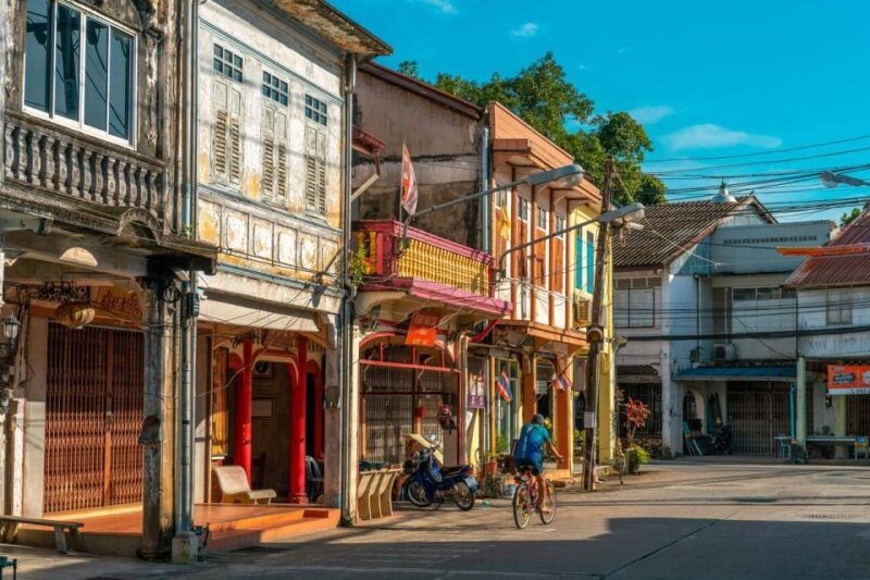 khaolak-guide-tour-to-sunday-market-and-rescured-elephant