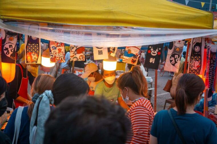 khaolak-guide-tour-to-sunday-market-and-rescured-elephant