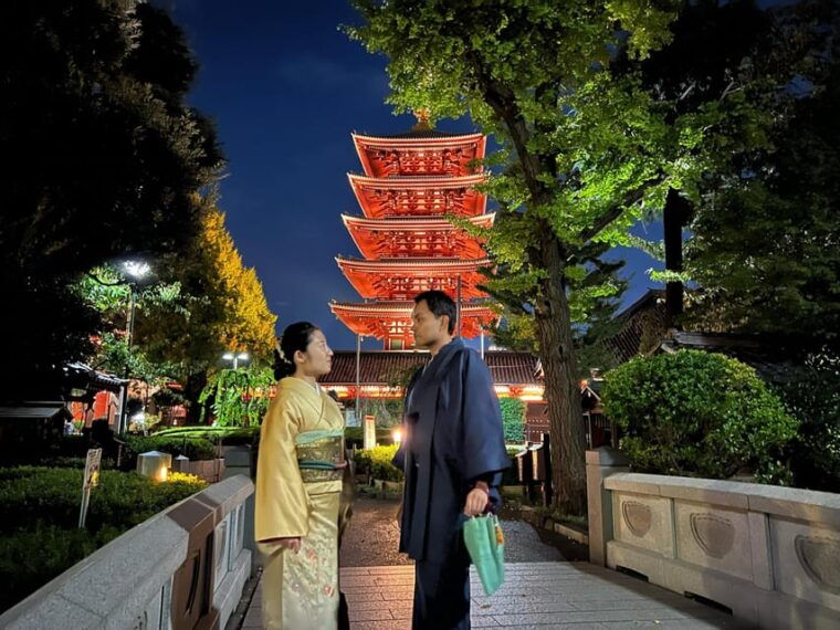 kimono-and-japanese-food-at-asakusa-night