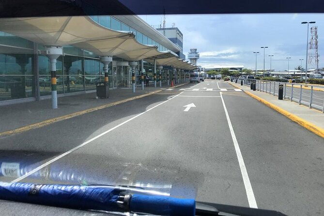 kingston-roundtrip-airport-taxi-transfer-to-riu-ocho-rios-moon-palace-hotels
