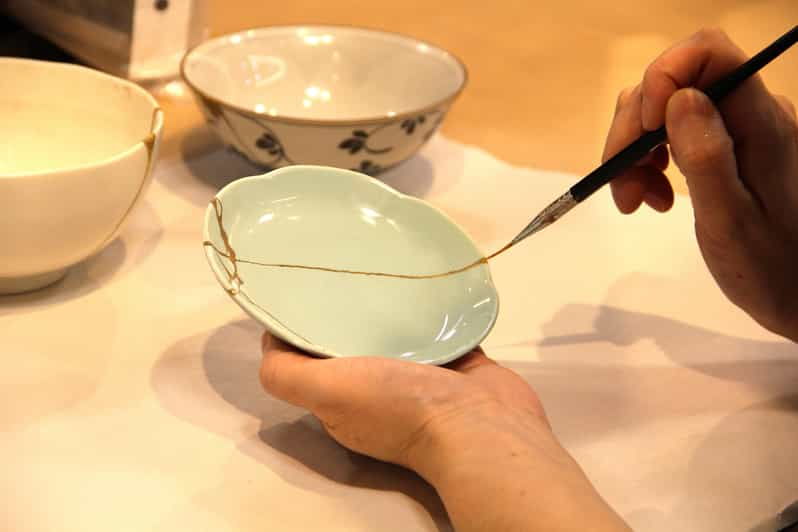 kintsugi-experience-with-arita-ware-in-tokyo-english-guide