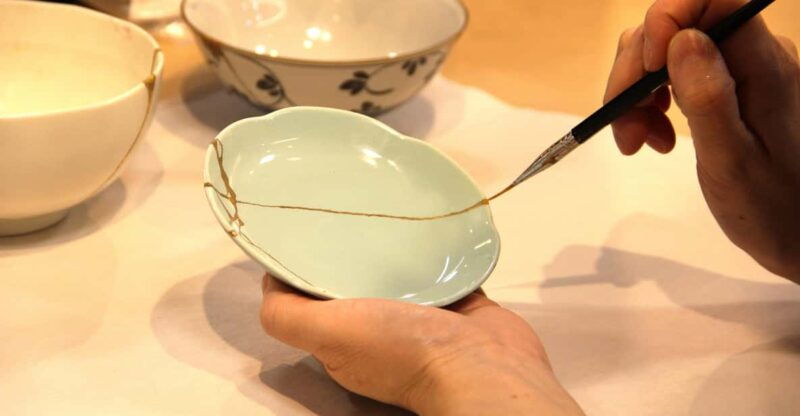 kintsugi-experience-with-arita-ware-in-tokyo-english-guide