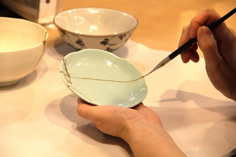 kintsugi-experience-with-arita-ware-in-tokyo-english-guide