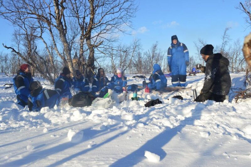 kiruna-build-your-own-igloo-overnight-tour