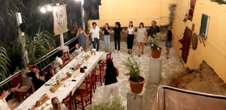 kissamos-greek-night-with-buffet-dinner-and-plate-smashing