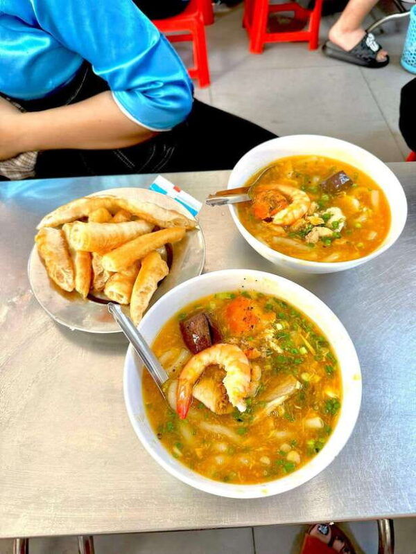 kisstour-motorbike-food-tour-female-drivers-in-ho-chi-minh