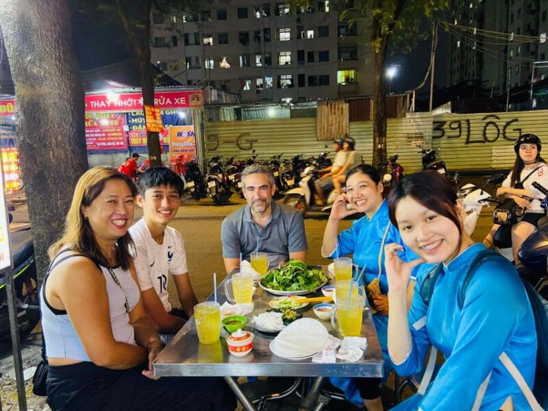 kisstour-saigon-by-night-street-food-tour-on-motorbike