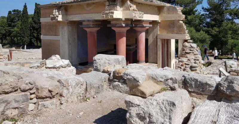 knossos-palace-and-village-pottery-tour