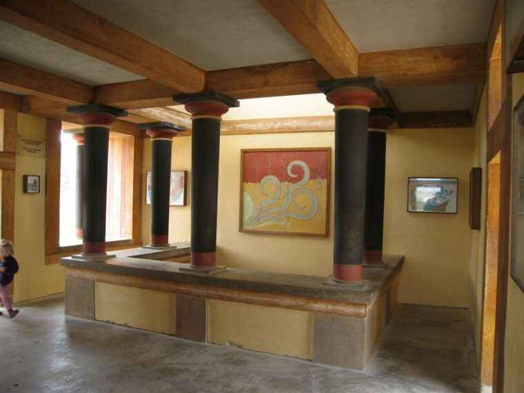 knossos-palace-guided-tour-heraklion-city-tour-market-2