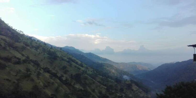 knuckles-tuk-tuk-safari-short-hiking