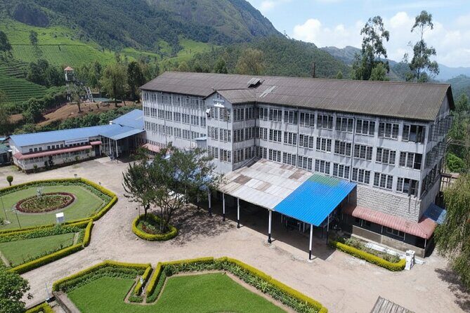 Kochi to Munnar Full Day Tour with Eravikulam, lockhart and Lunch - Traditional Kerala Lunch