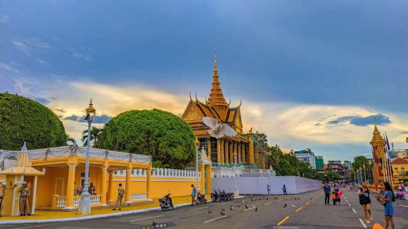koh-dach-silk-island-and-phnom-penh-city-private-day-tour