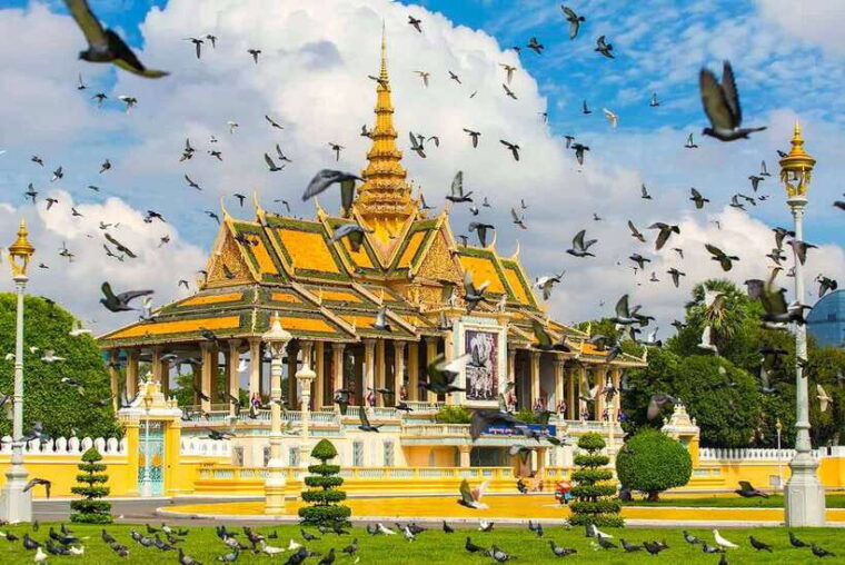 koh-dach-silk-island-and-phnom-penh-city-private-day-tour