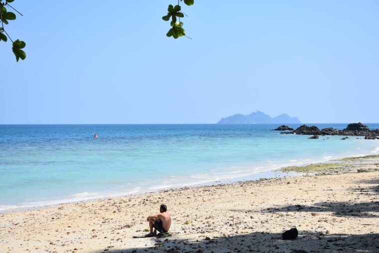 koh-lanta-4-islands-and-emerald-cave-tour-by-long-tail-boat